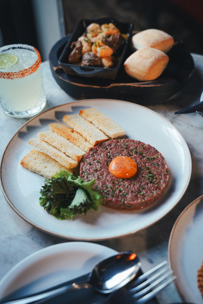 Tartar de carne con pan tostado y camarones